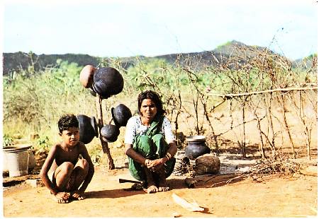 /images/imgs/asia/india/india-0002.jpg - Children and pots