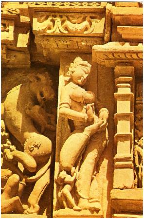 /images/imgs/asia/india/khajuraho-0004.jpg - Nymph and Leogryph statues