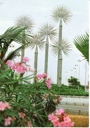 /images/imgs/asia/saudi-arabia/jeddah-0001.jpg - Palm Trees sculptures at Corniche