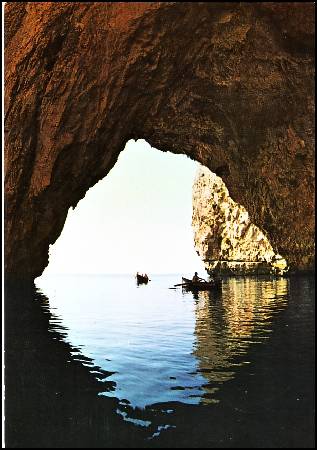 /images/imgs/europe/malta/wied-iz-zurrieq-0001.jpg - View from inside the Blue Grotto