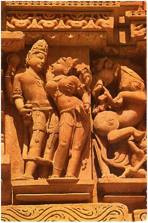 /images/imgs/asia/india/khajuraho-0001.jpg - Lovers' statues