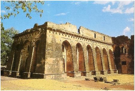 /images/imgs/asia/india/mandu-0001.jpg - Hindola-Mahal