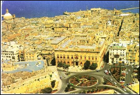 /images/imgs/europe/malta/valletta-0001.jpg - Castille Square, Valletta