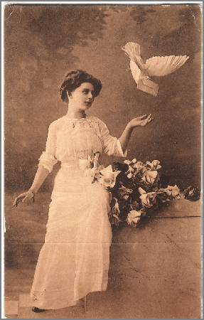 /images/imgs/greetings/st-valentine/valentine-0002.jpg - Young Lady with Dove 1914