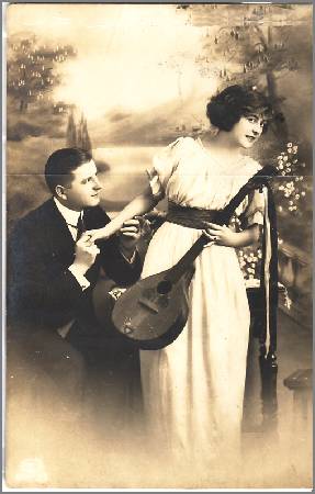 /images/imgs/greetings/st-valentine/valentine-0010.jpg - Young lovers with banjo 1915