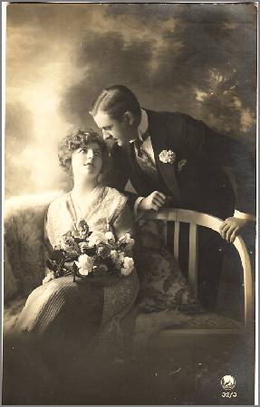 /images/imgs/greetings/st-valentine/valentine-0012.jpg - Lady on a bench with roses 1915