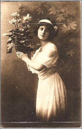 /images/imgs/greetings/st-valentine/valentine-0013.jpg - Brunette with Flower Pot 1914