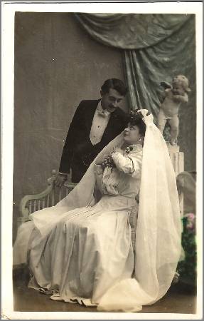 /images/imgs/greetings/st-valentine/valentine-0042.jpg - Couple on Wedding Day ca 1910